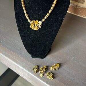 Antique set with 2 earrings.